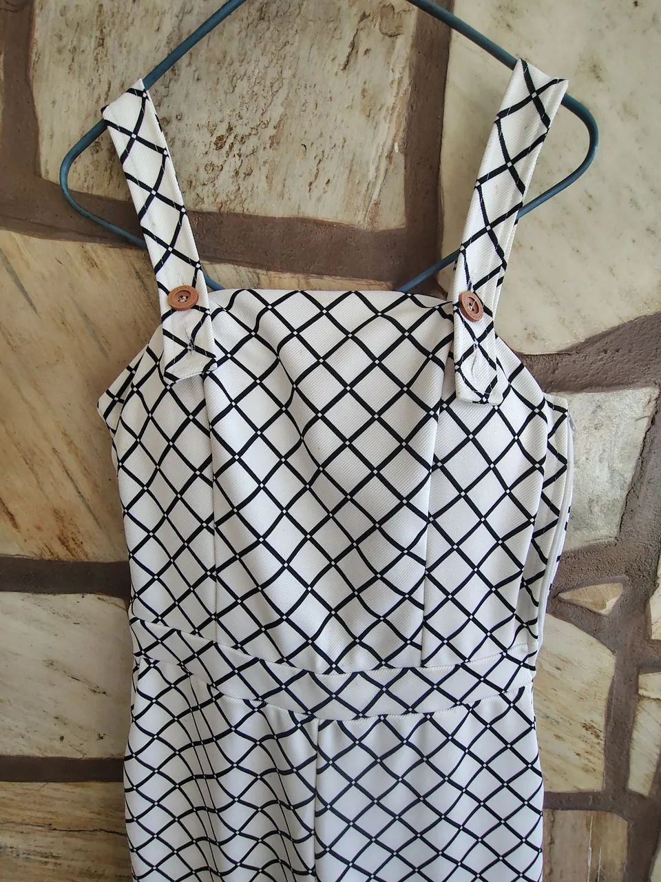 Macacão comprido de alça nas cores branco e preto. - Foto 2