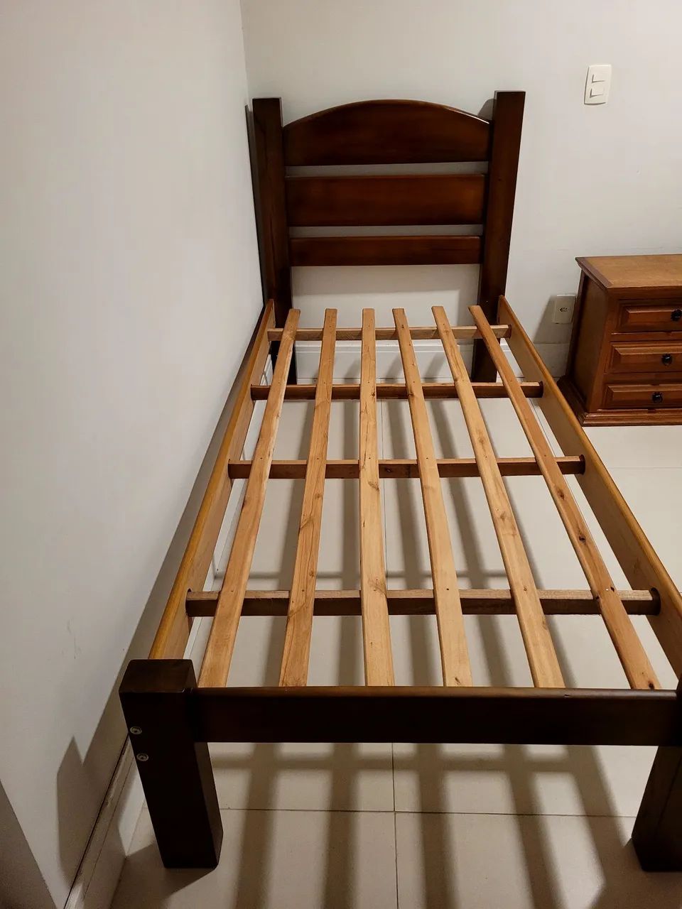 Cama de solteiro de madeira maciça 