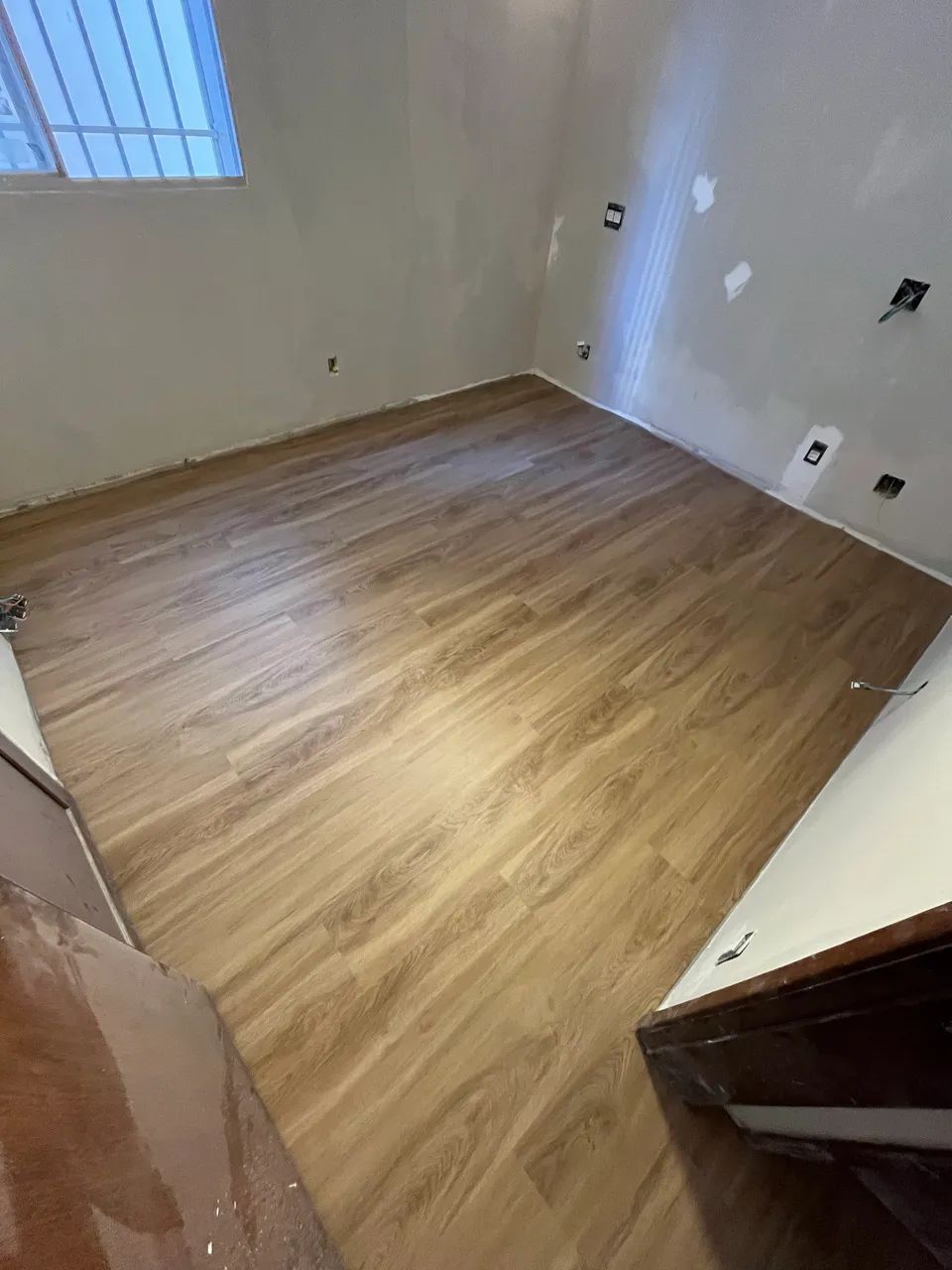 Instalação de piso vinílico laminado e rodapé  - Foto 2