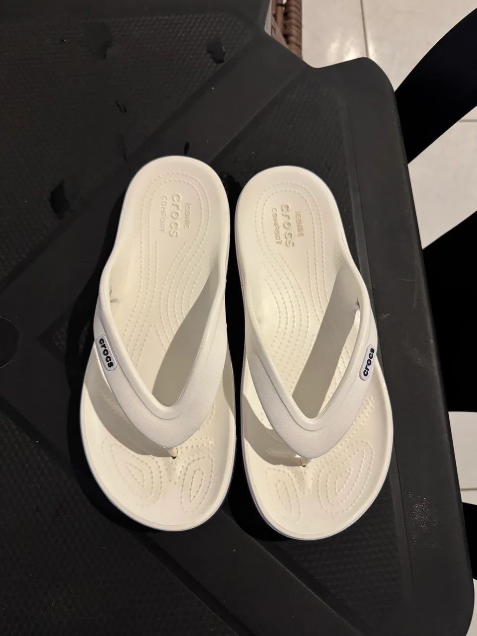 Chinelo Crocs BAYABAND FILP BRANCO  - Foto 5