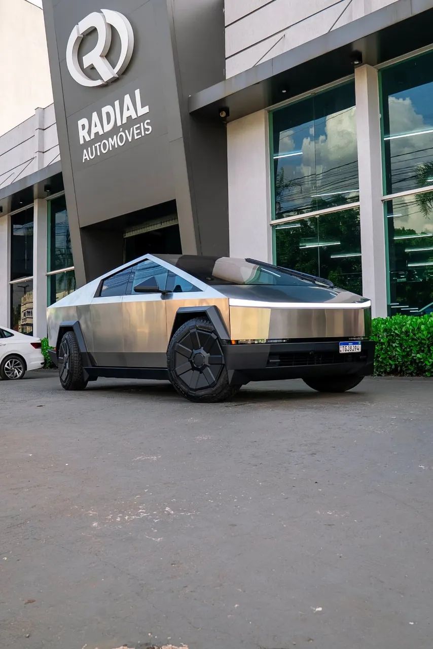 Tesla Cybertruck Foundation, foto 14 de 17