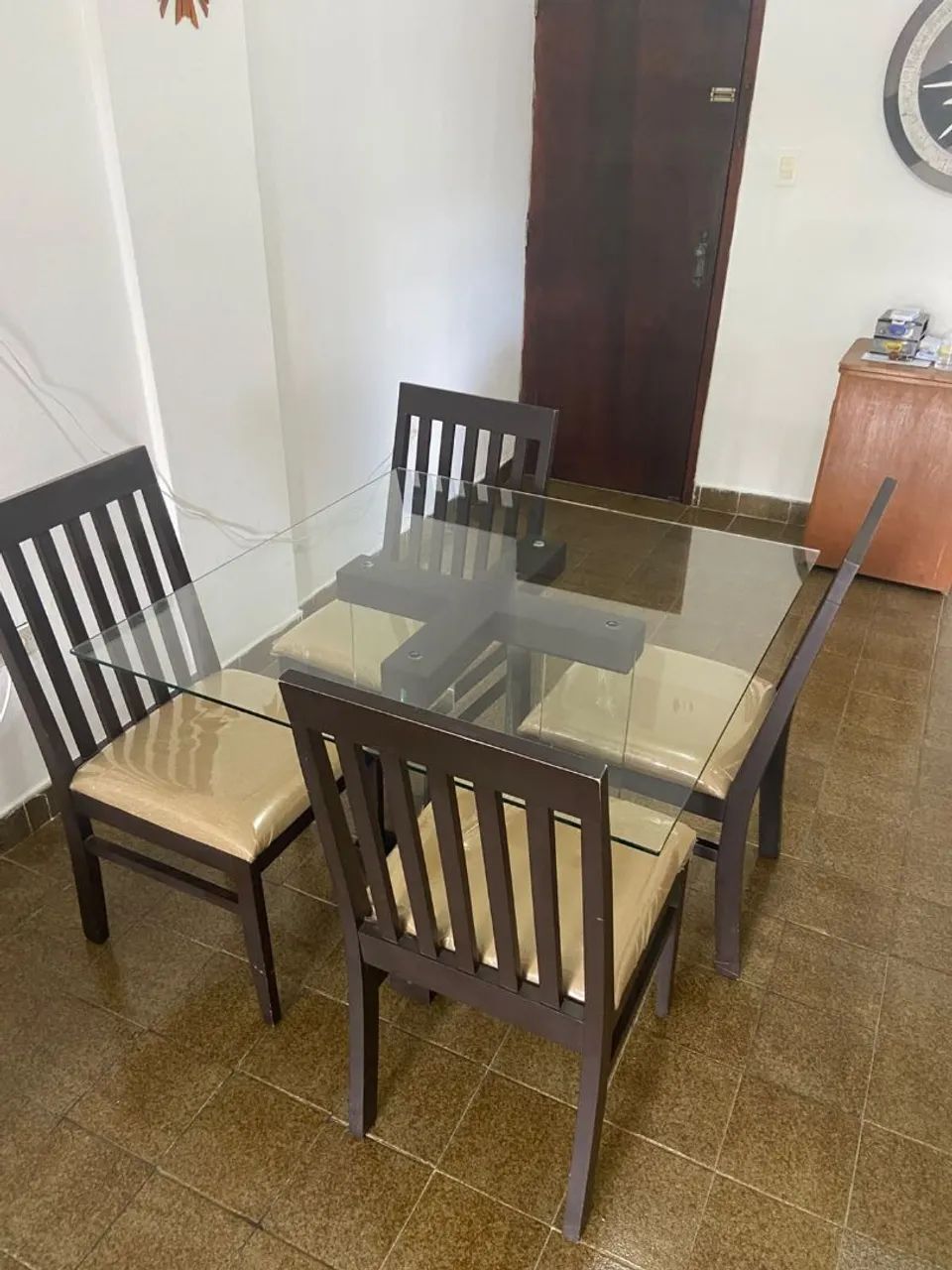 Mesa de madeira e vidro 4 lugares