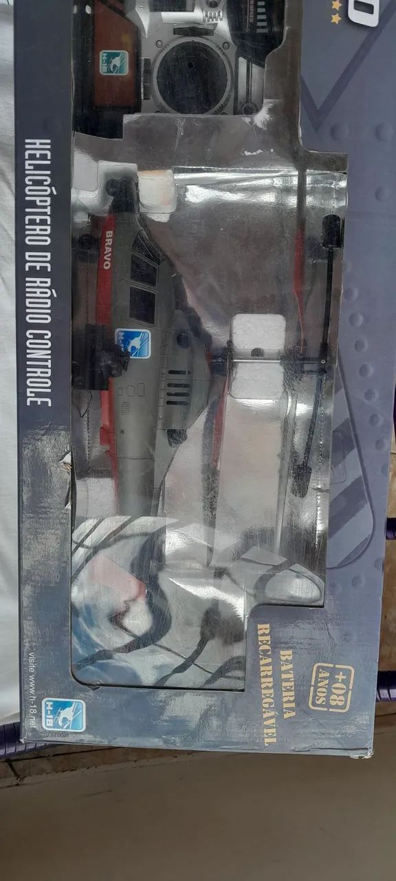 V/T UM  HELICÓPTERO com rádio controle , semi novo , bateria recarregável , semi novo .l 