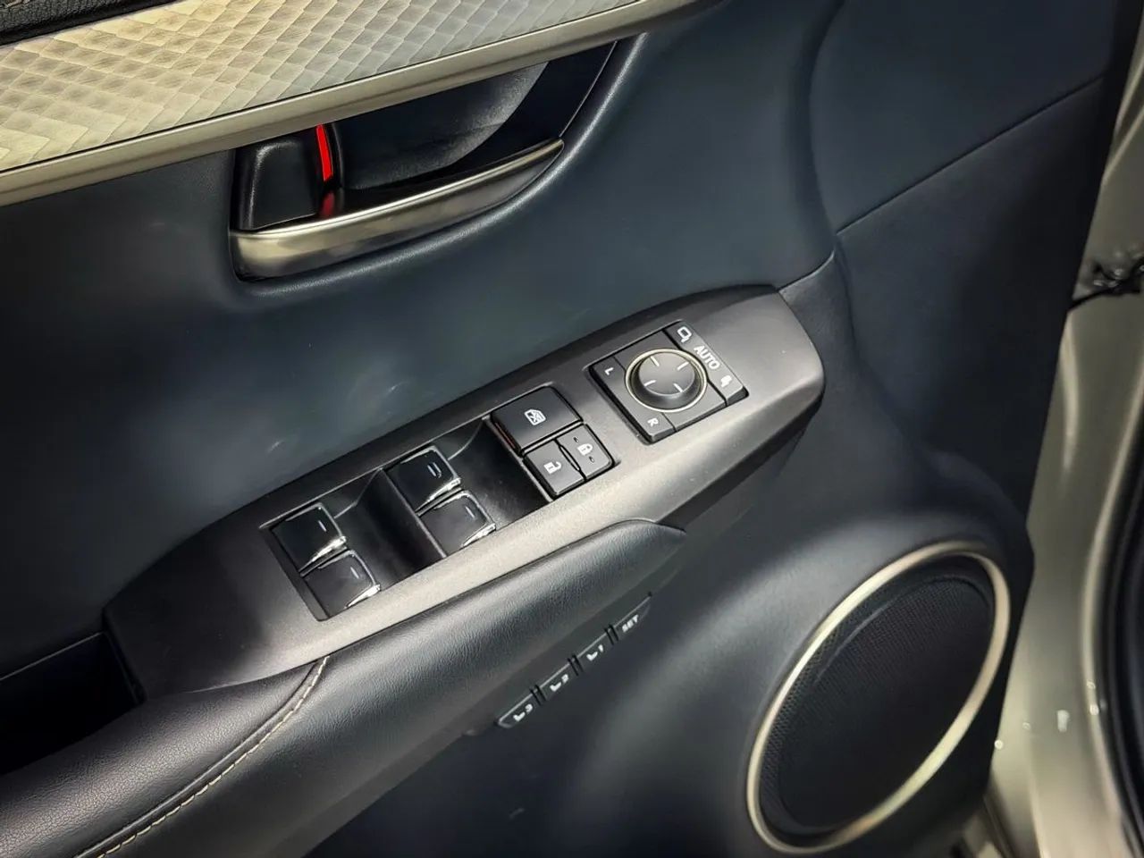 Lexus NX-300 F-sport 2.0 16V 238cv Aut., foto 10 de 20
