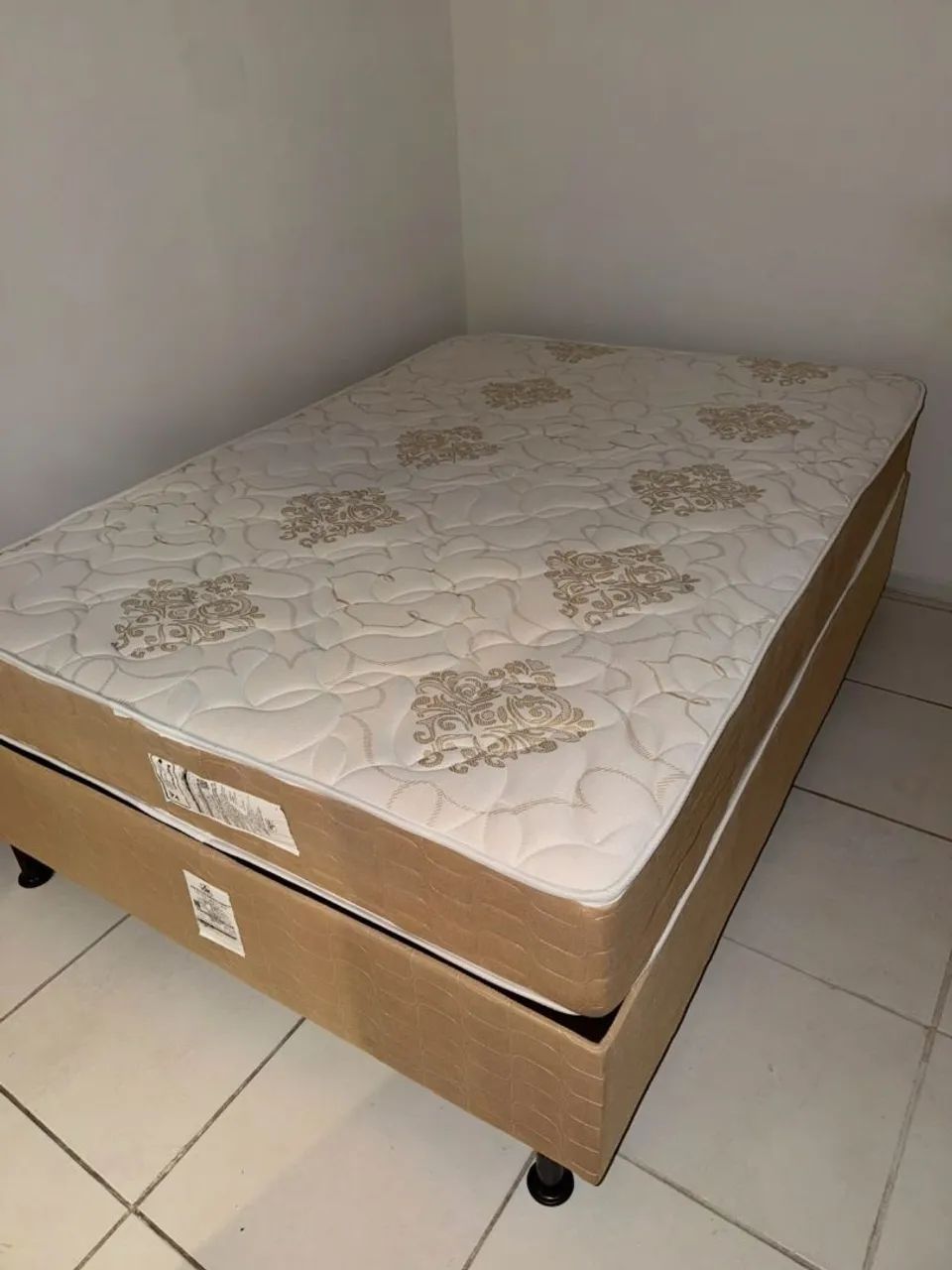 Cama semi nova