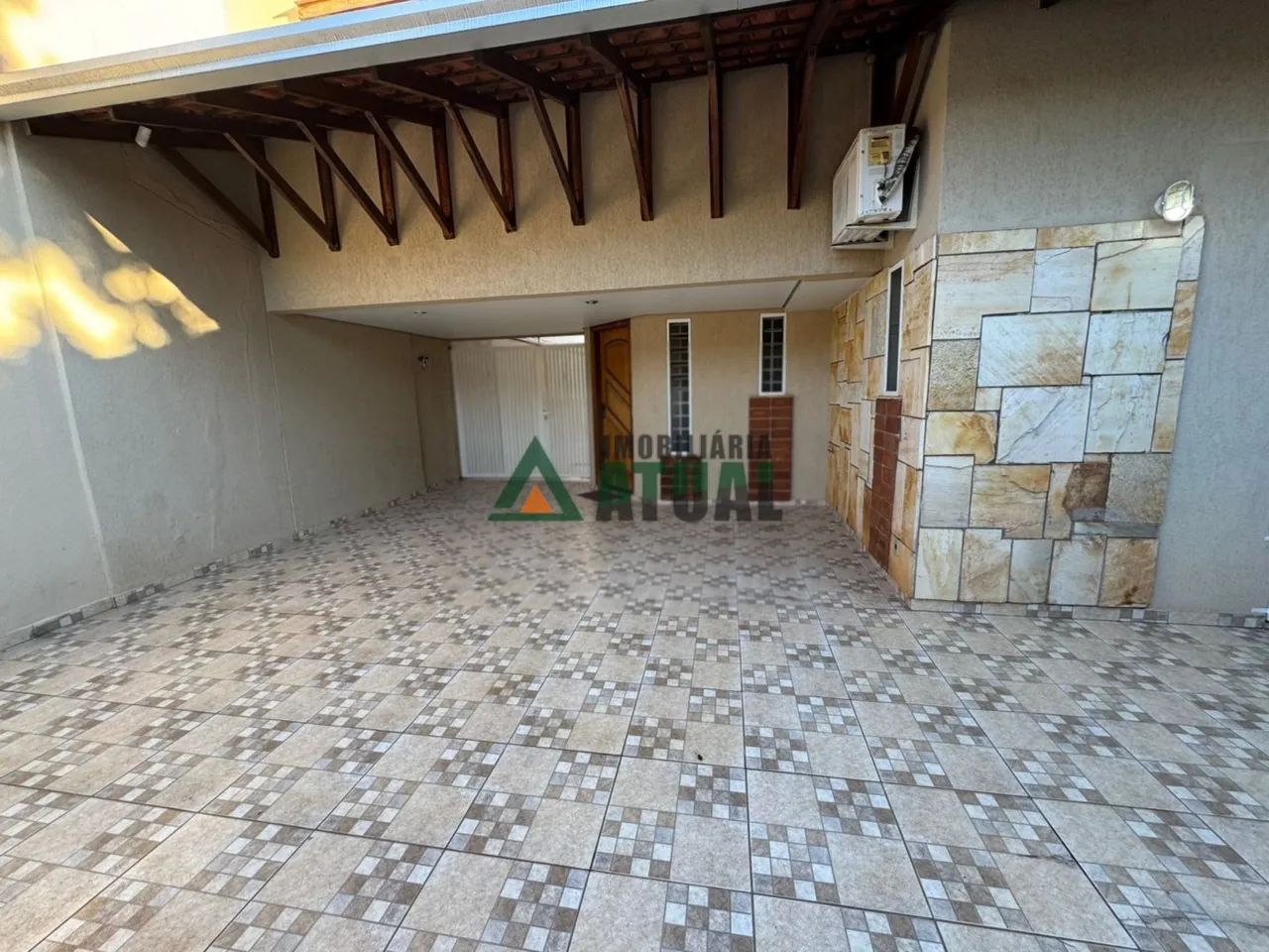 CASA COMERCIAL COM 3 QUARTOS NA REGIÃO CENTRAL DE LONDRINA