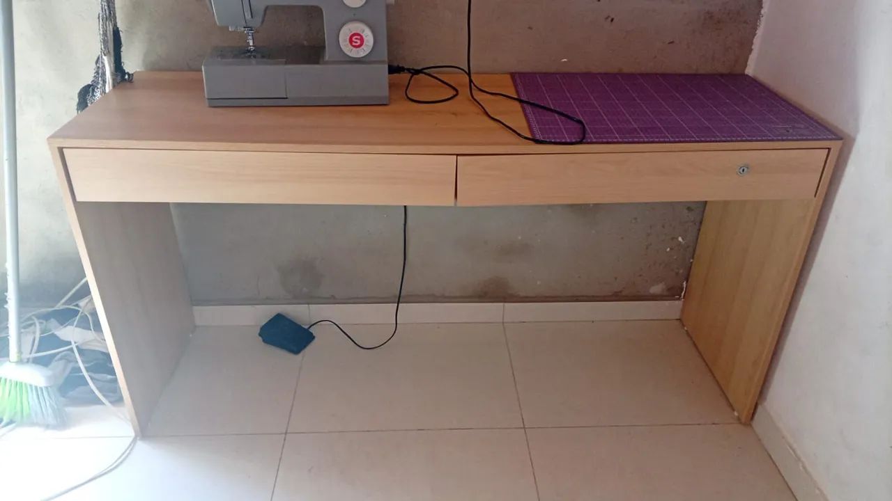Mesa/ escrivaninha 