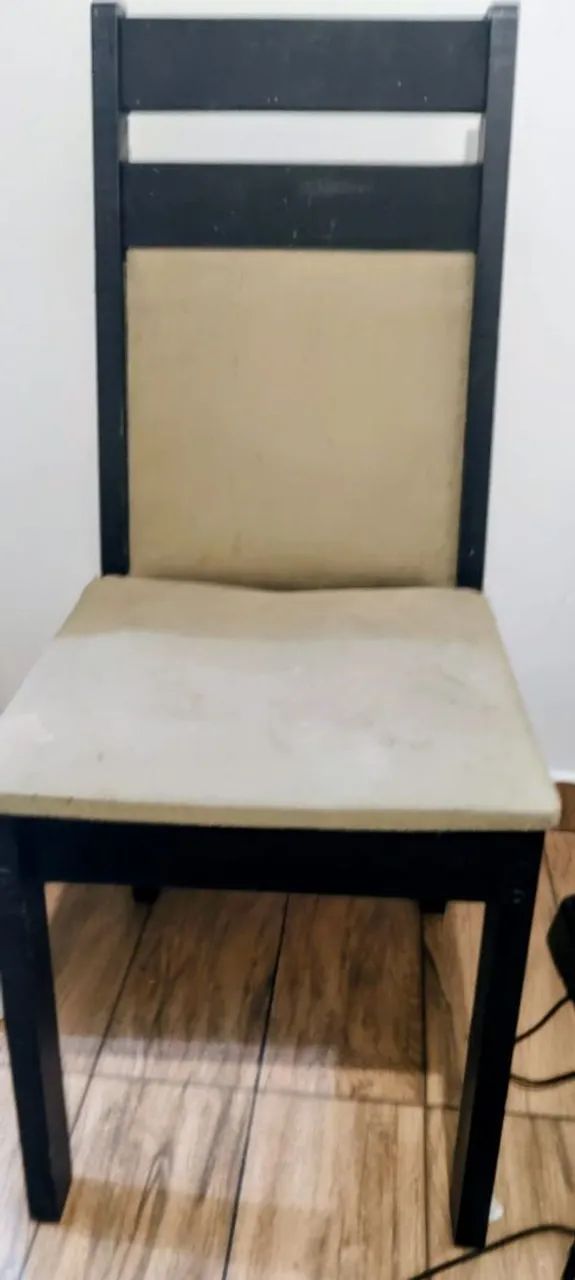 Mesa com quatro cadeiras usadas - Foto 2