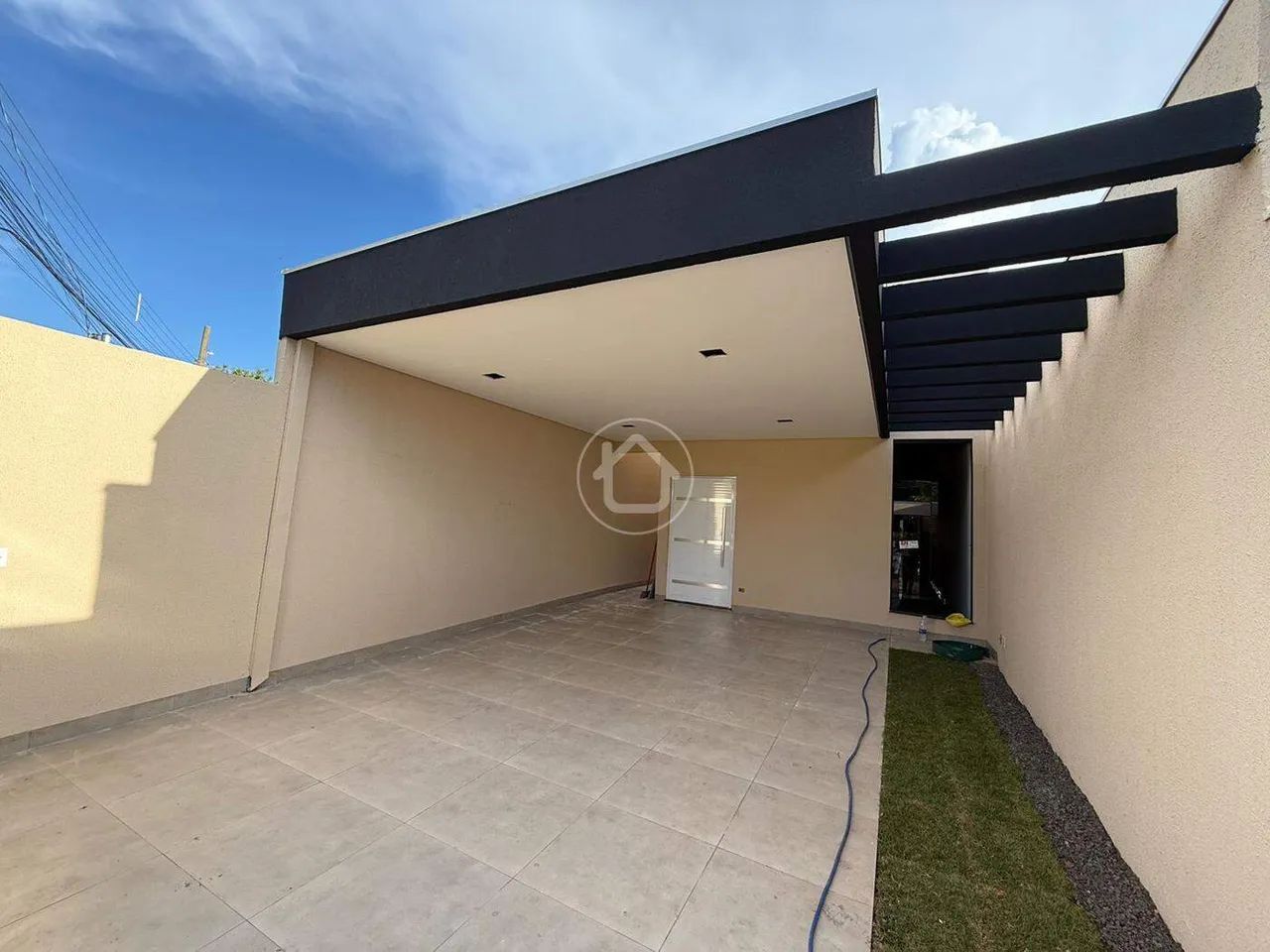 CASA GRANDE COM 3 SUÍTES - EM FRENTE À PRAÇA