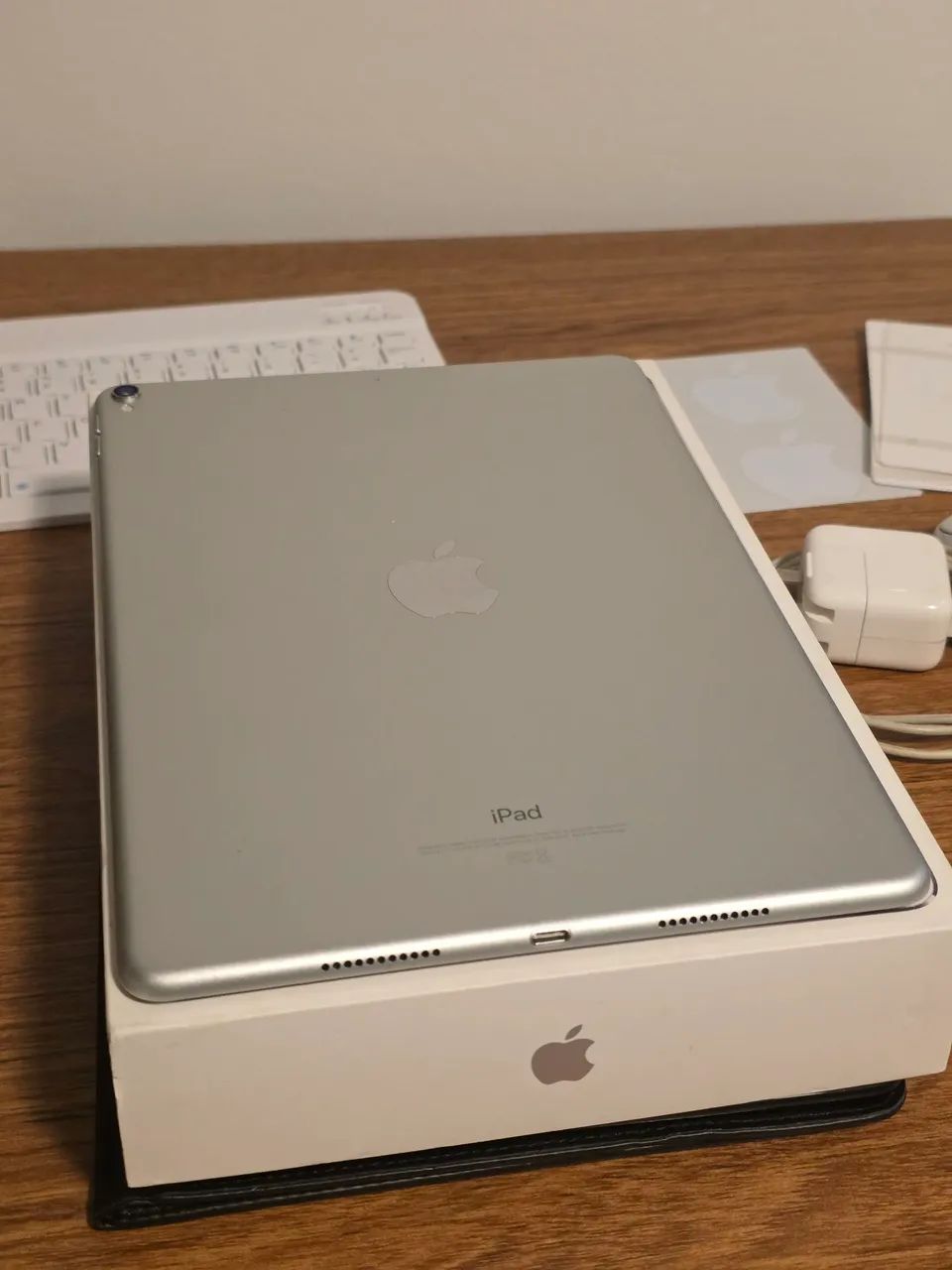 Apple iPad Pro 10.5 64GB シルバー Amazon.co.jp: 【整備済み品】Apple iPad Pro 10.5 インチ (第1世代