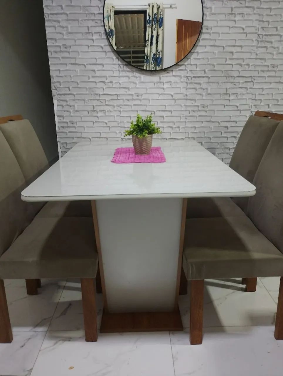 Mesa de jantar com 04 cadeiras. - Foto 3