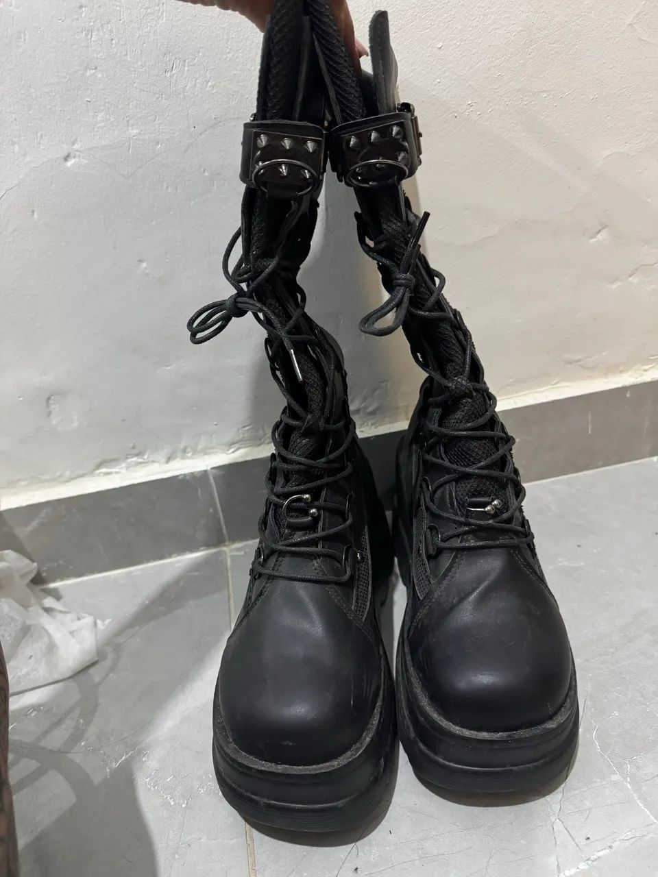Bota cano longo piercing preta - Foto 3