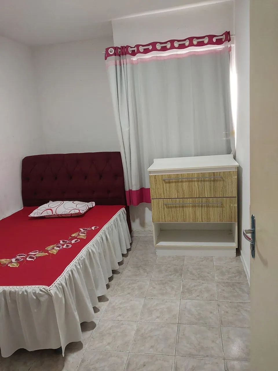 Alugo quarto 