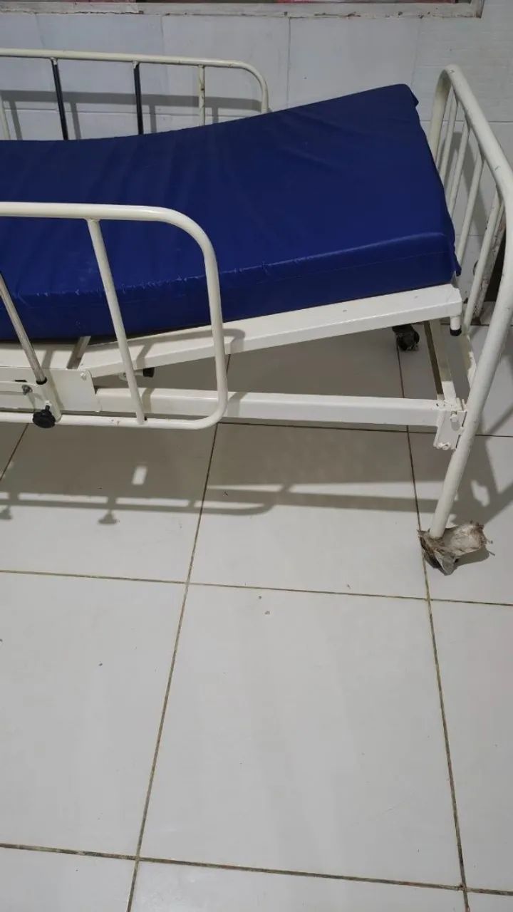 Cama Hospitalar com grades + Colchão Impermeável Seminovo  - Foto 2