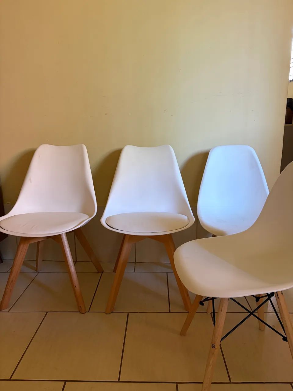Conjunto de cadeiras brancas 