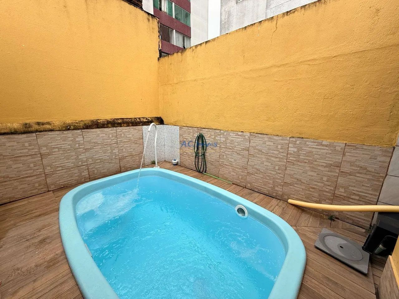 Casa Térrea Geminada com Churrasqueira e Piscina no Forte! - Foto 2