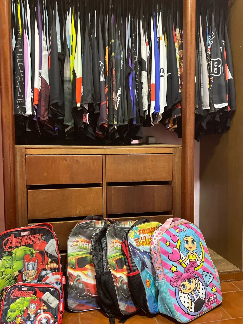 Estoque 5 mochilas e 81 camisetas regata - Foto 2