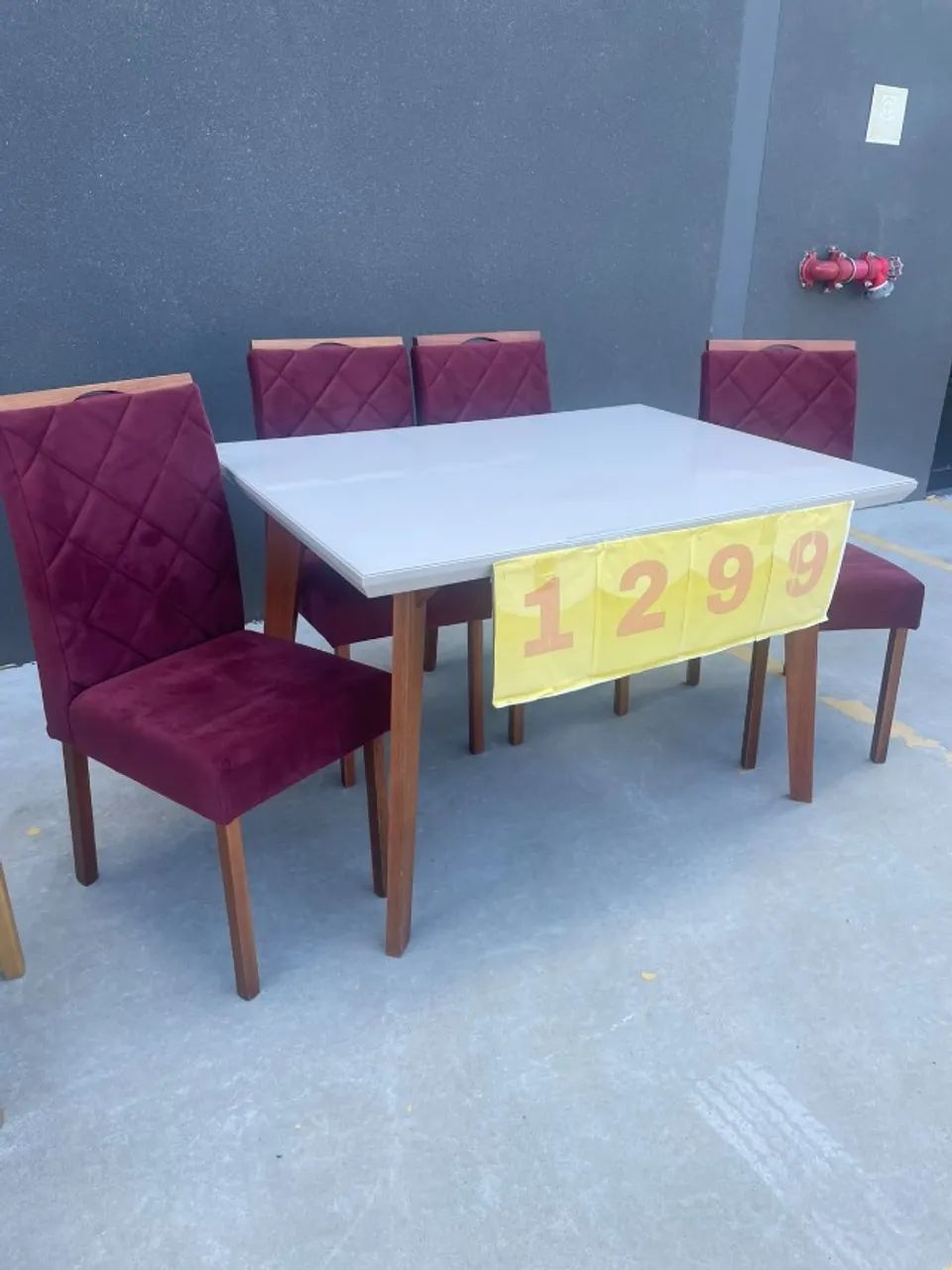 MESA DE JANTAR COM 4 CADEIRAS (ÚLTIMA PEÇA)