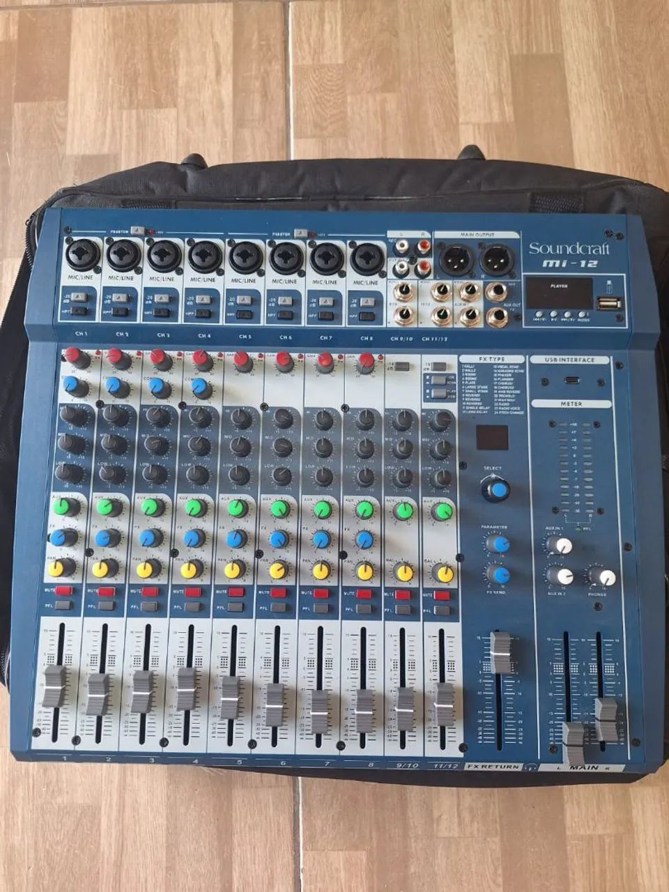 Vendo mesa de som profissional 