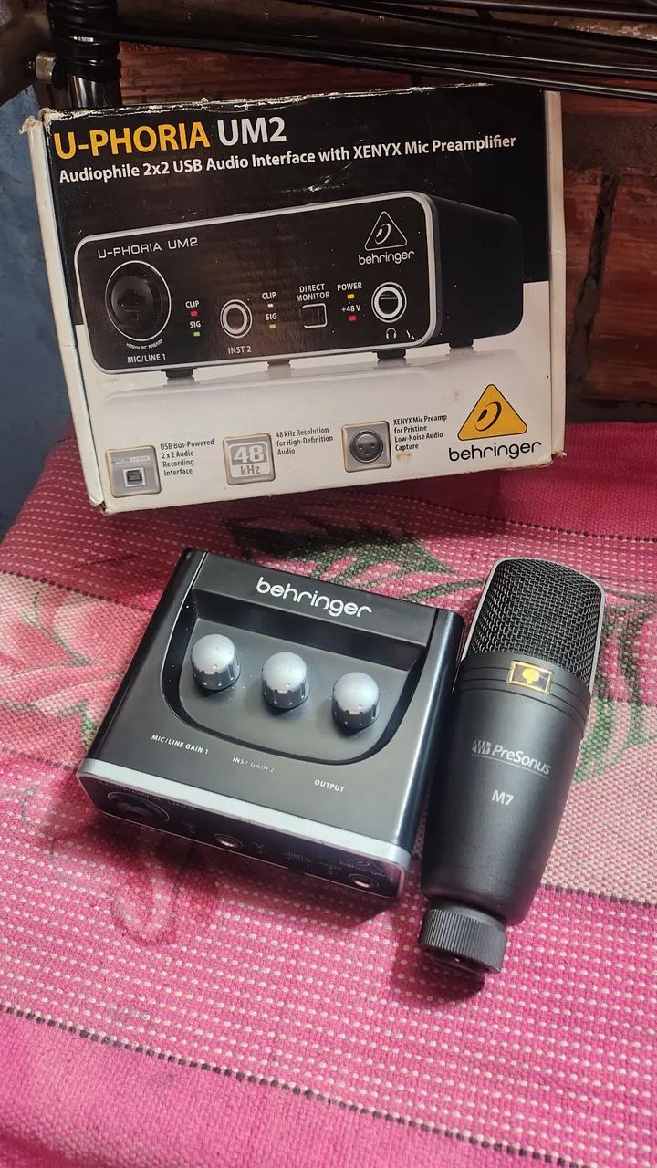 Interface de áudio e microfone condensador 