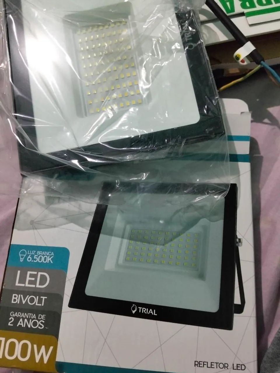 Vendo 2 refletores 1 de 200w e 1 de 100w  - Foto 2