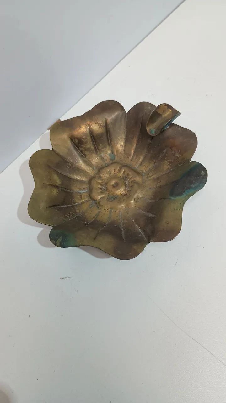 cinzeiro de metal em formato de flor -10 cm