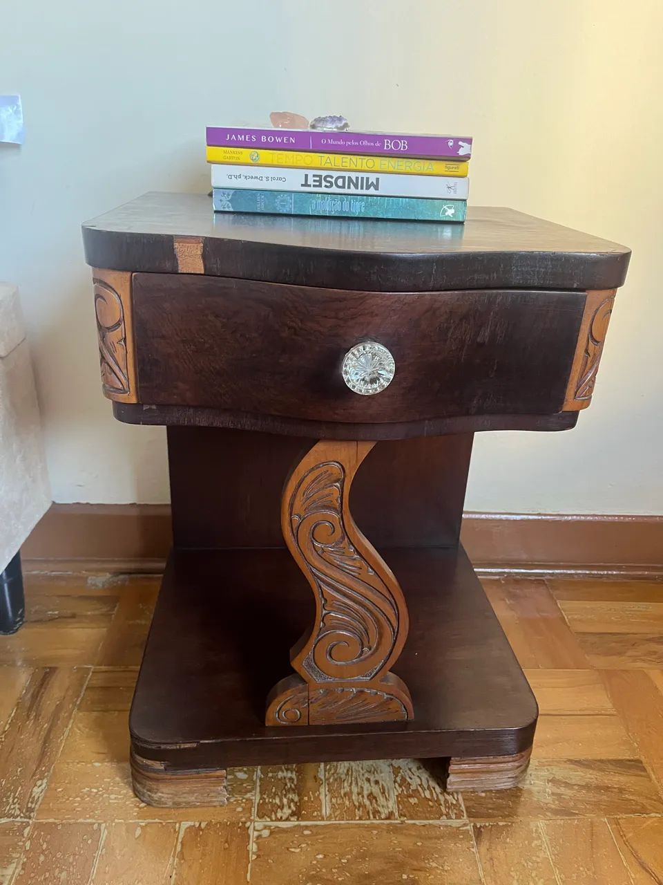 Mesinha de cabeceira em Madeira Maciça - Estilo Clássico Colonial