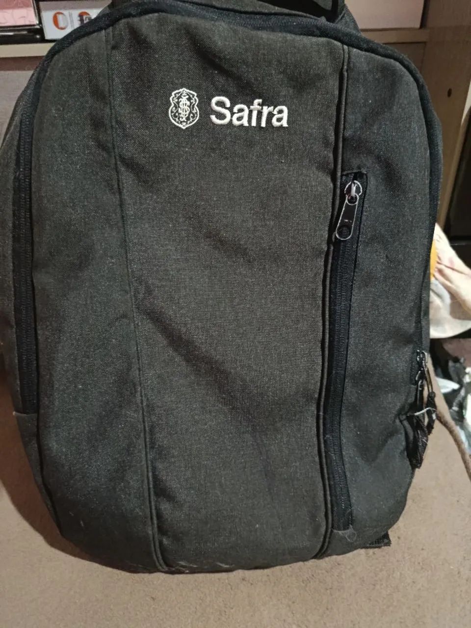 Mochila cinza 
