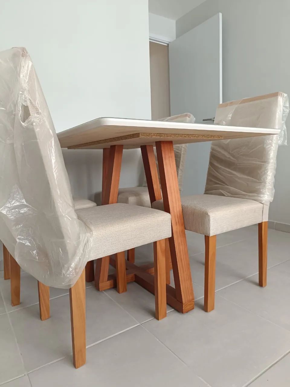 Mesa de jantar com 4 cadeiras nova - Foto 2