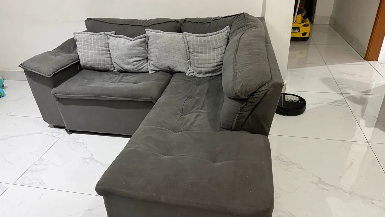 Sofá retrátil cinza + almofadas de brinde