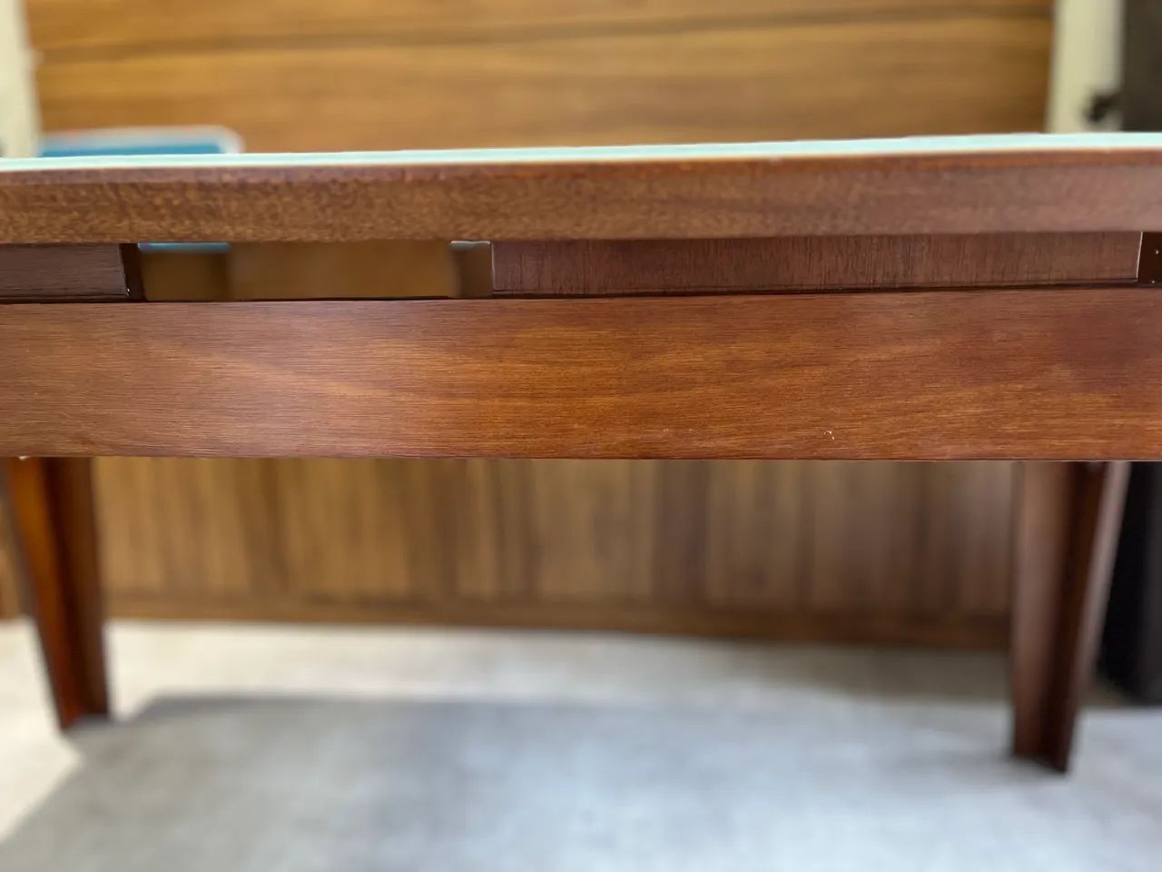 Mesa madeira com tampo de vidro branco  - Foto 4