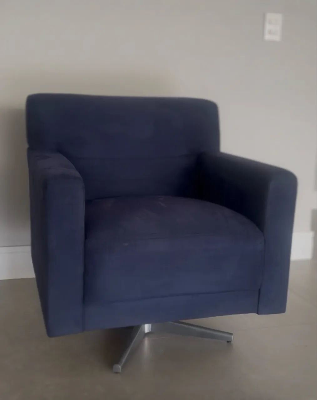 Poltrona Giratória Azul Marinho- Conforto e Elegância
