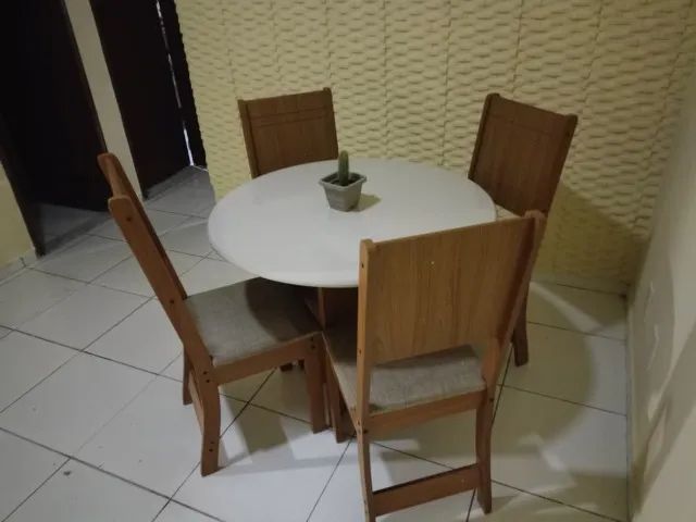 mesa com 4 cadeiras semi novas - Foto 5