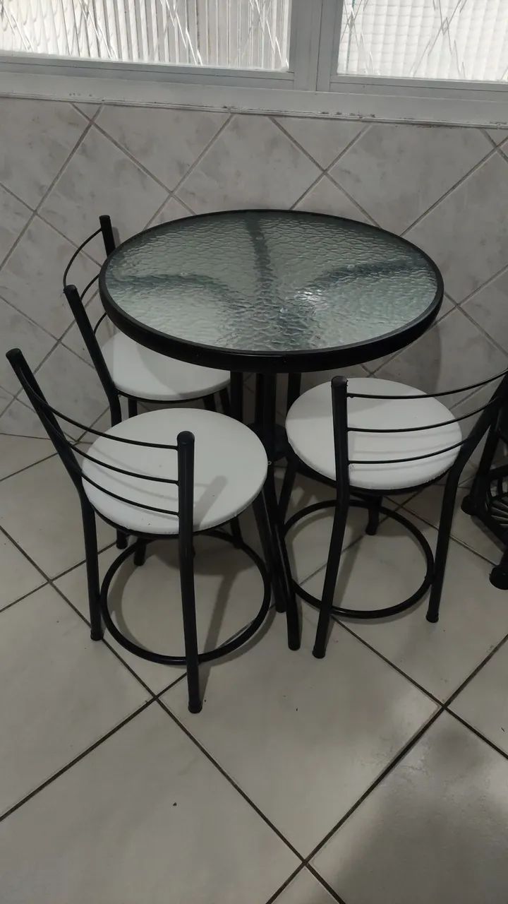 Conjunto de  mesa com banquetas - Foto 2