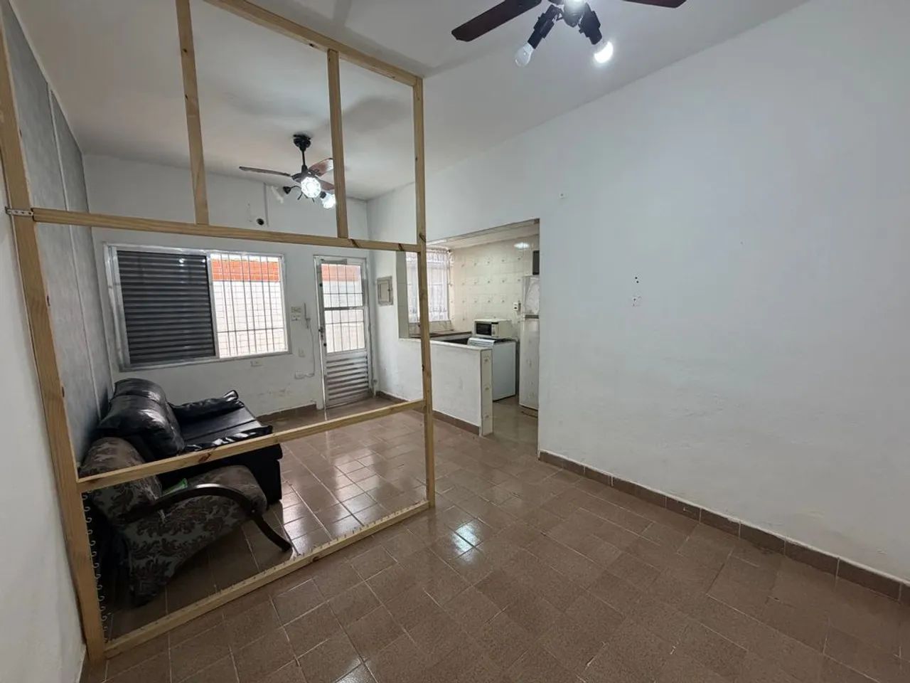 Kitnet térrea com garagem no Canto do Forte - Foto 4