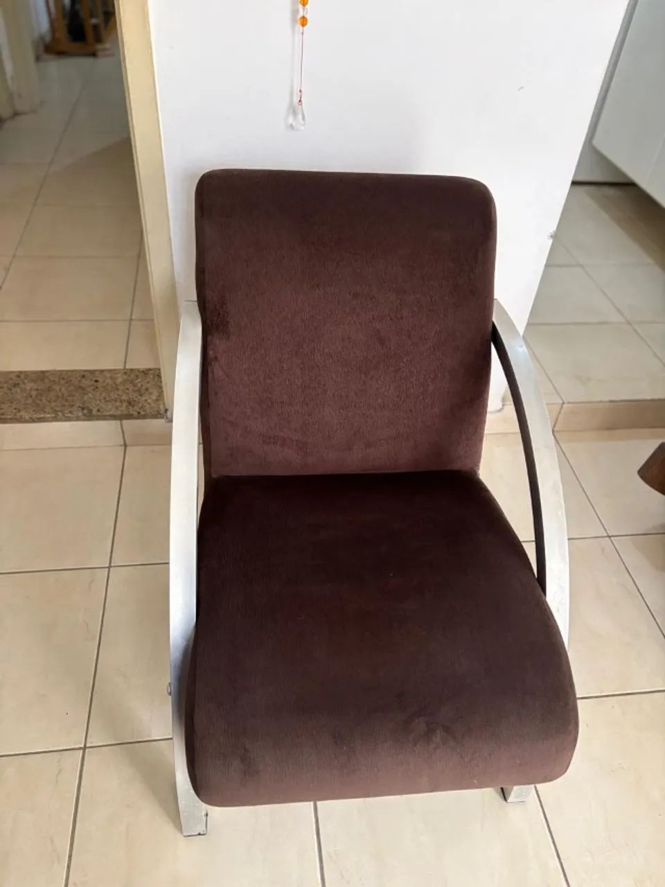 2 Poltronas Arco em alumínio tecido suede veludo marrom - Foto 4