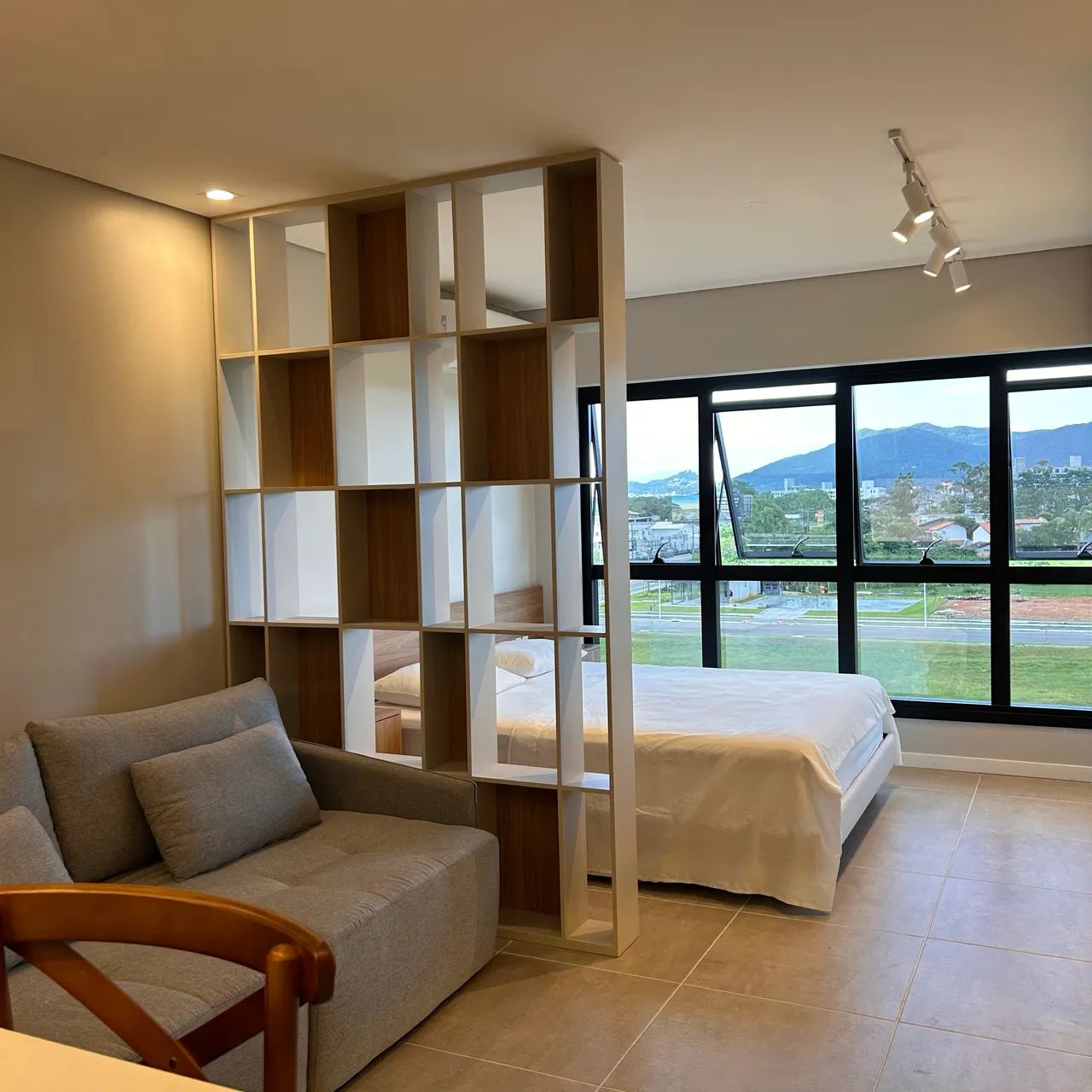 Studio sofisticado com piscina e próximo às praias