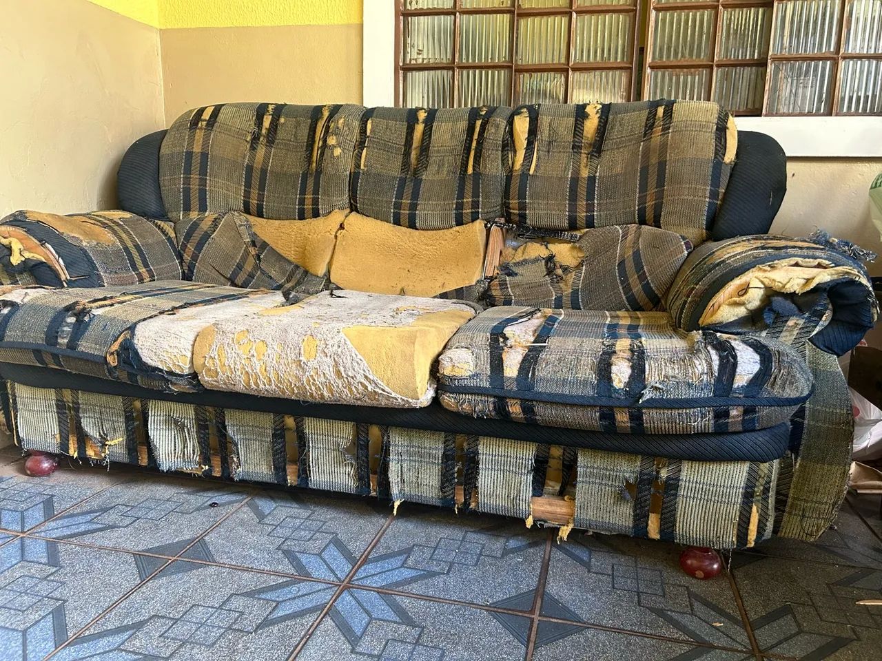 Sofá antigo para quem precisa  - Foto 2