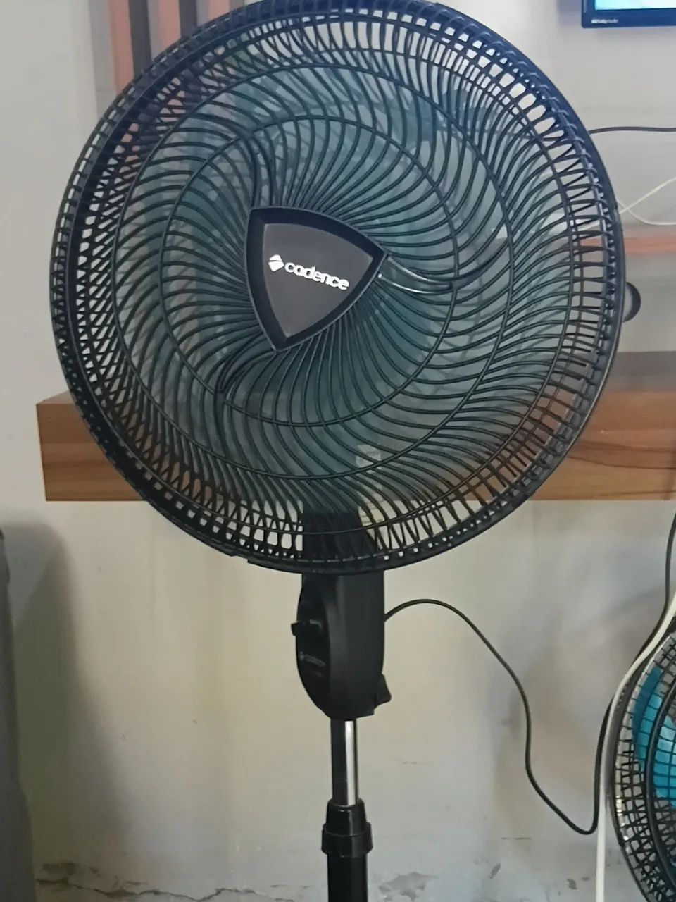 3 ventiladores de mesa e um de coluna - Foto 4