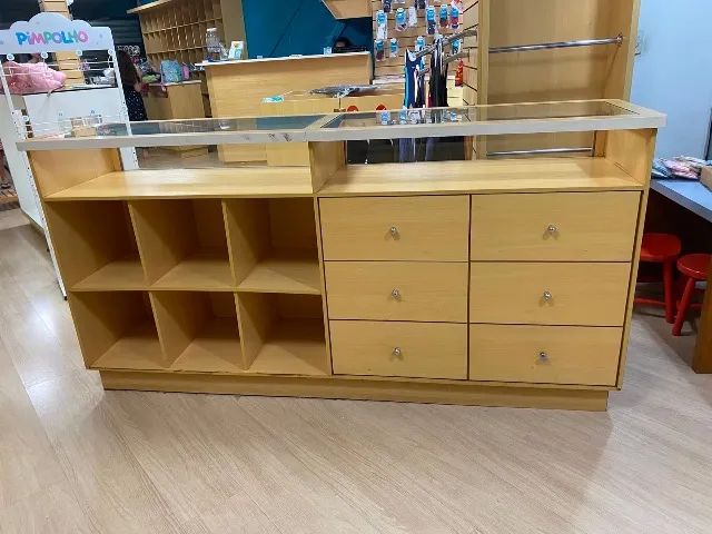 Balcão vitrine com nichos e gavetas