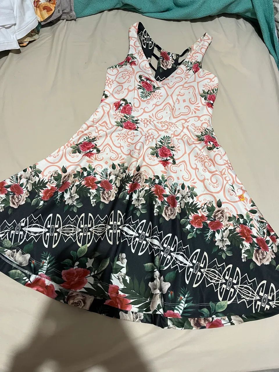 Vestido florido curto
