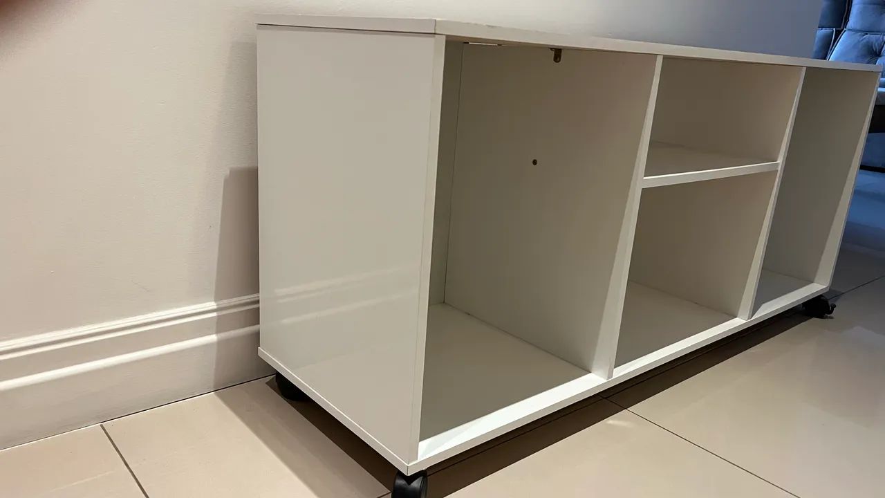 Vendo rack de sala branco mdf com rodinhas  - Foto 2