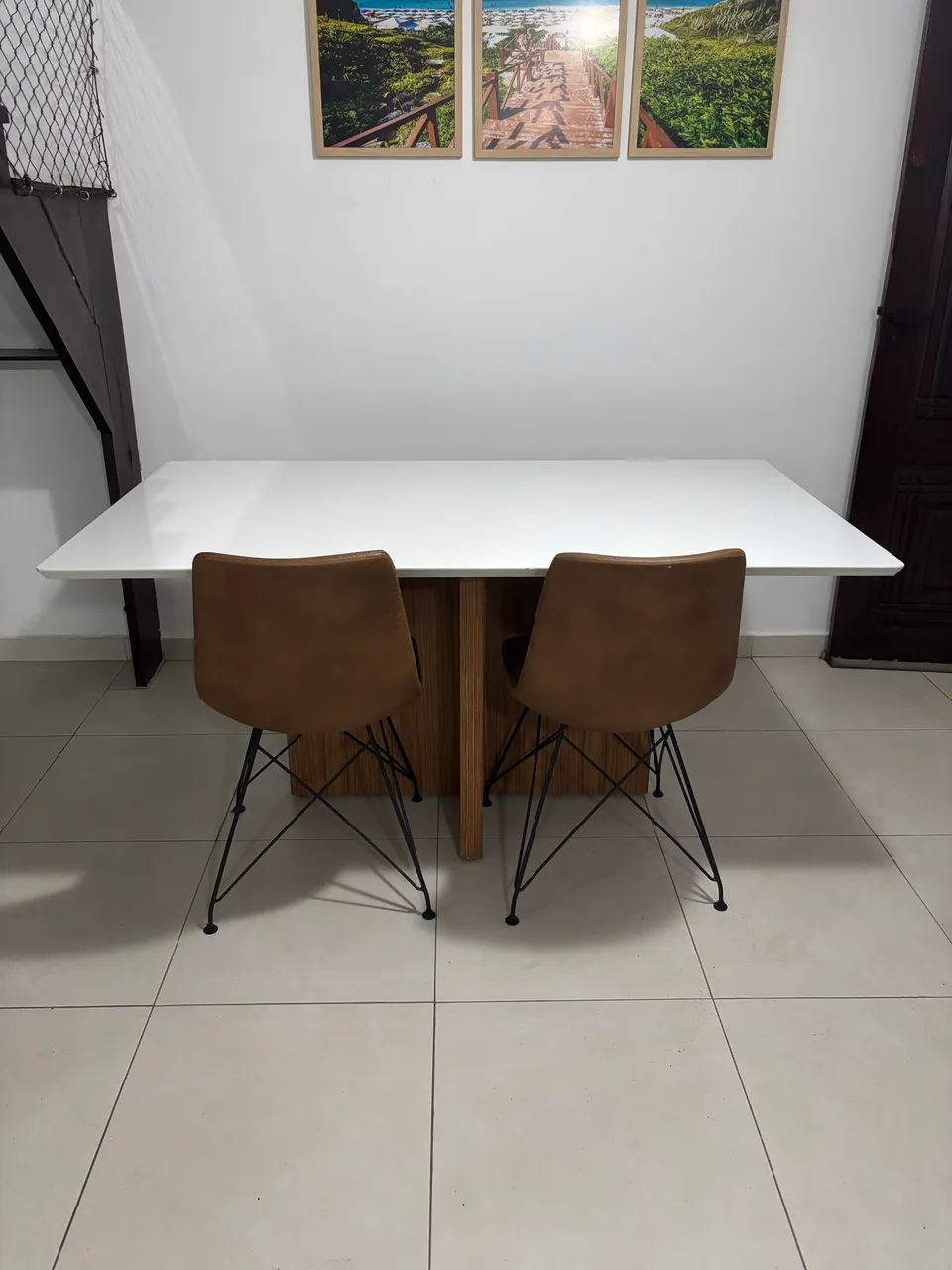 Mesa 6 lugares tampo branco e pés em madeira - sem cadeiras