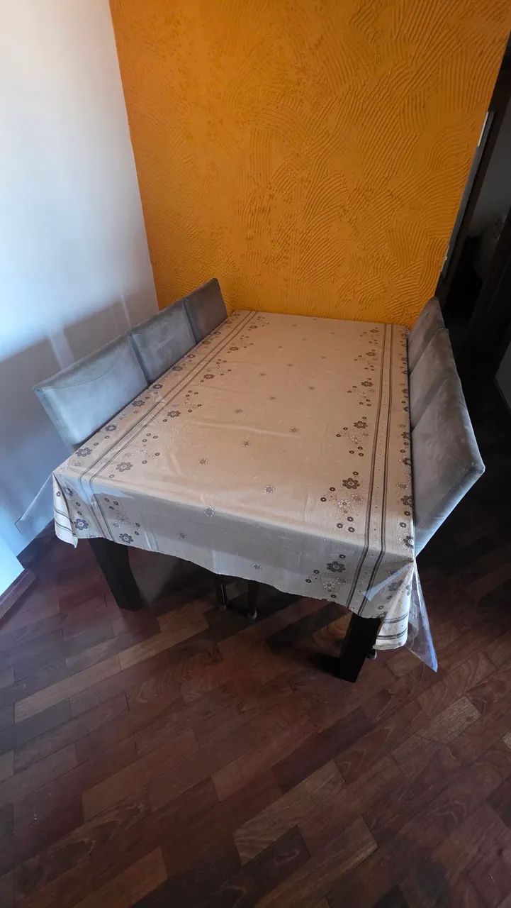 Mesa com 6 cadeiras