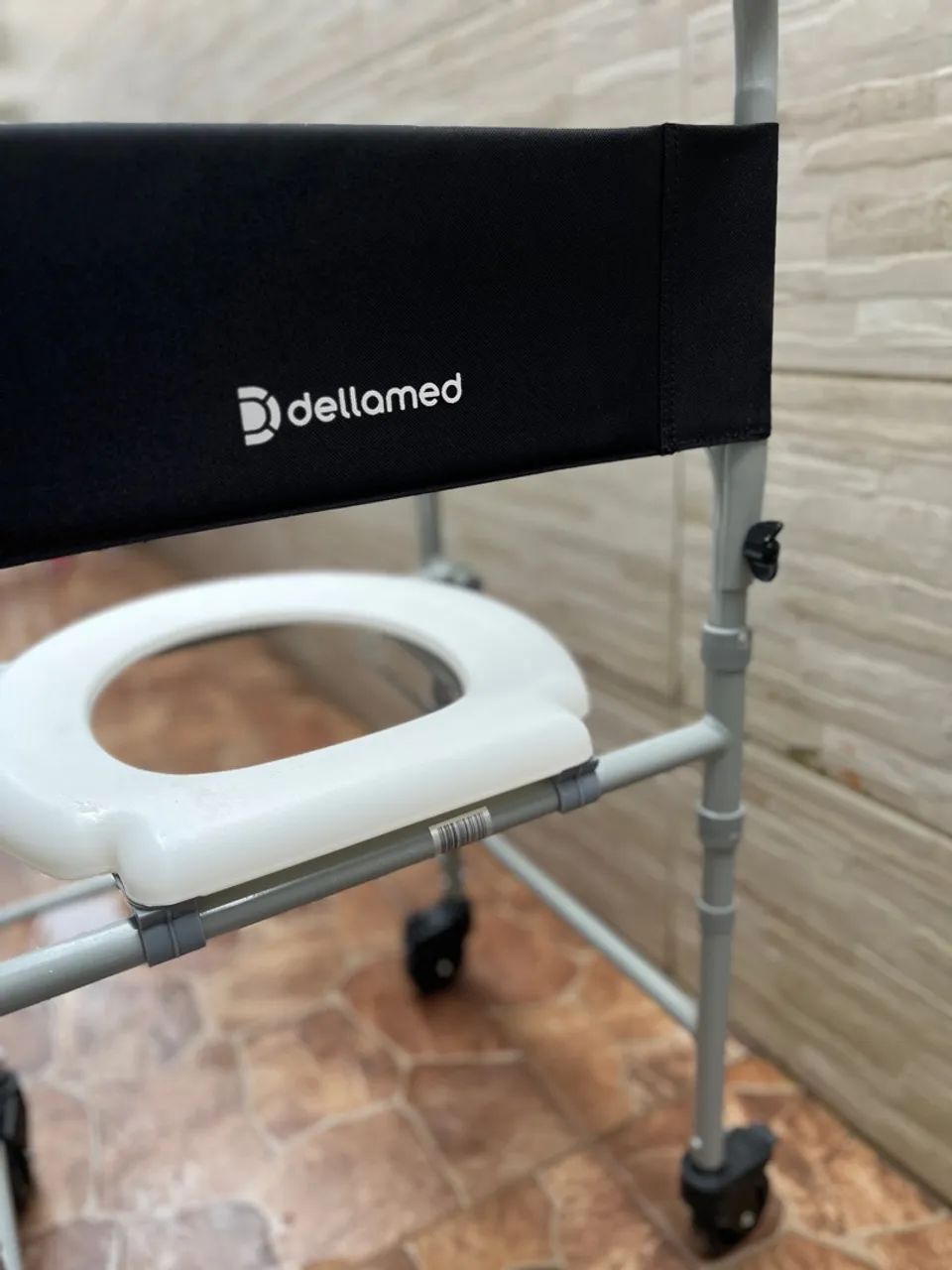Cadeira de banho Dellamed com rodas - Foto 3