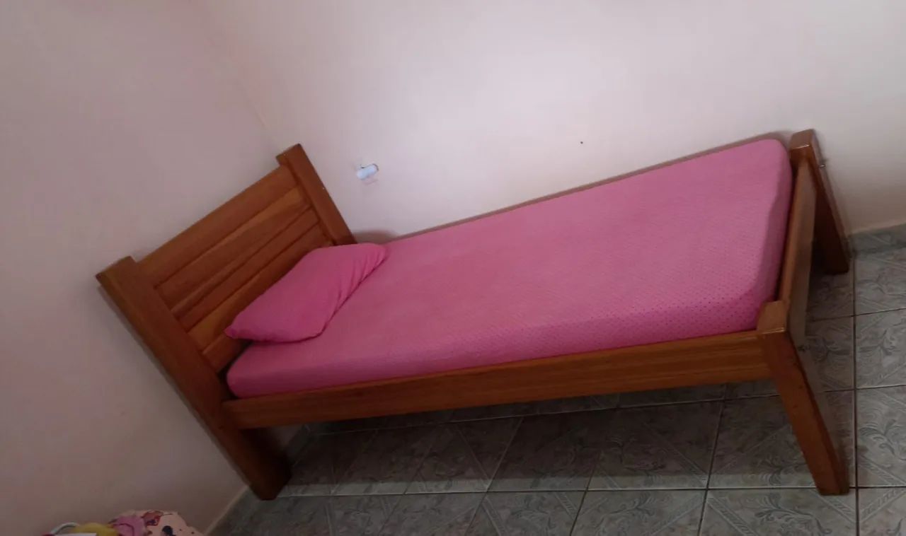  Cama de solteiro em madeira  - Foto 2
