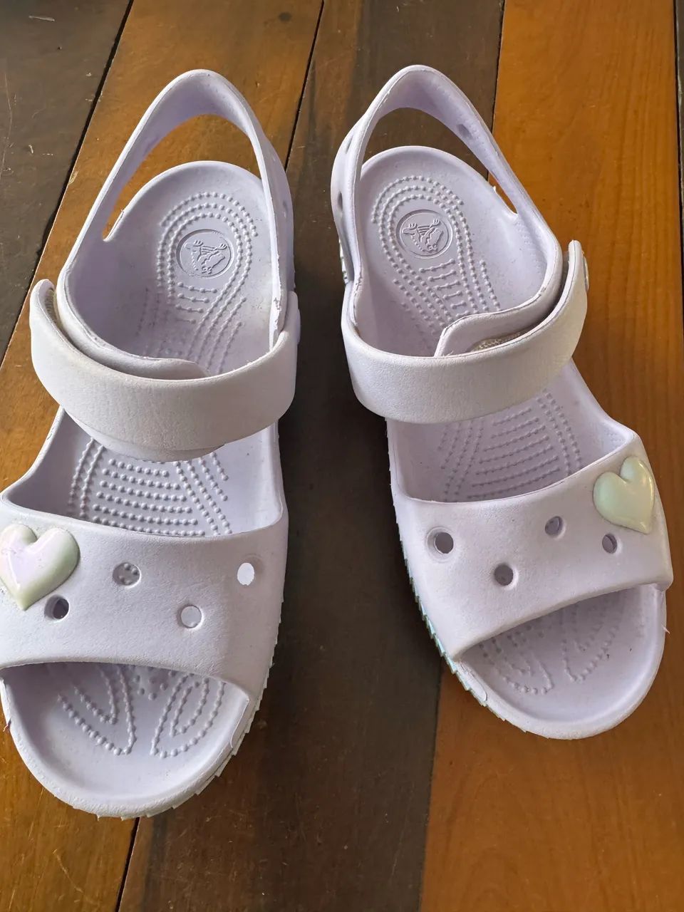 Sandália Crocs com detalhe de coração  - Foto 2