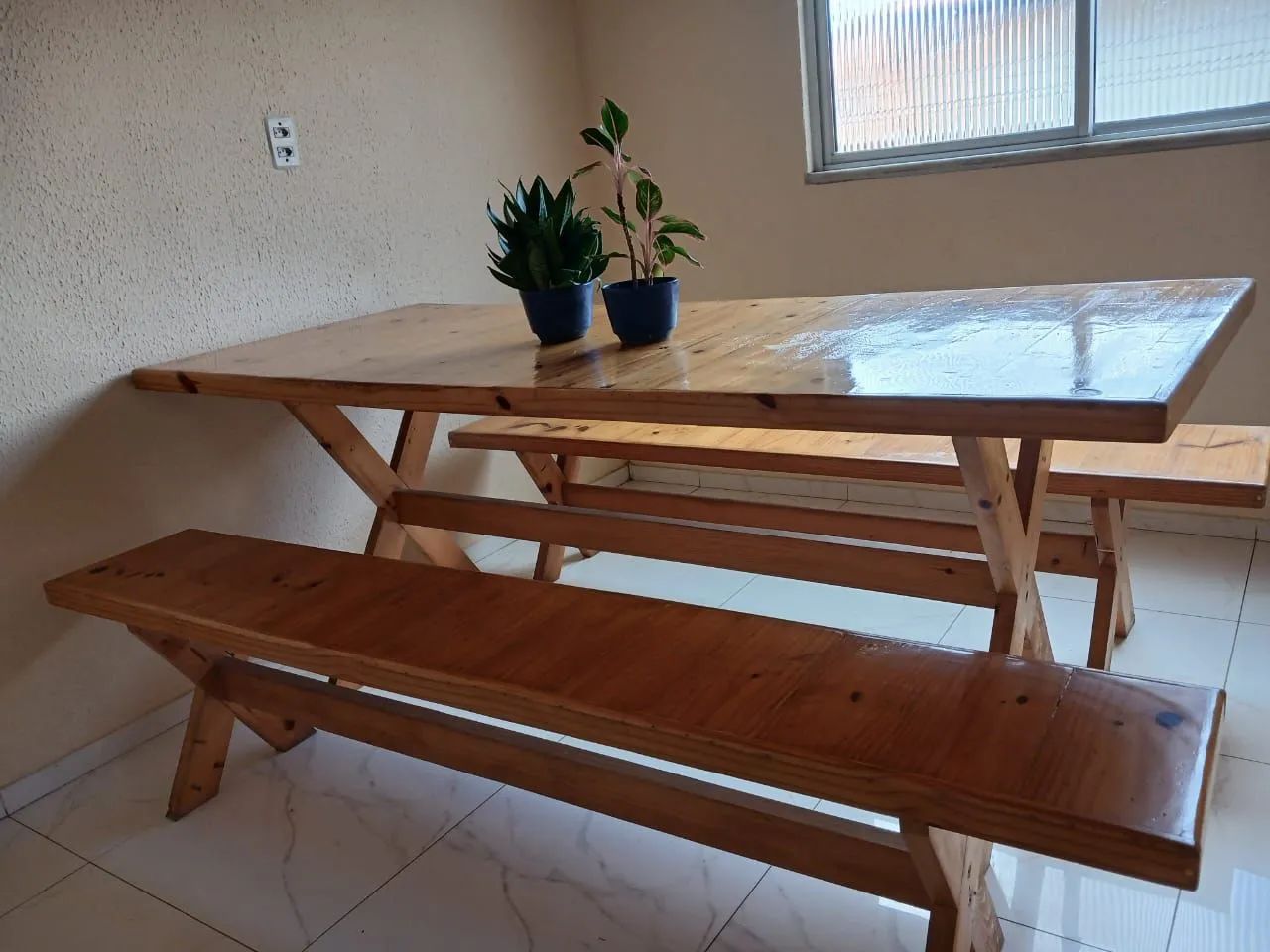 Para venser logo Mesa com 2 bancos 