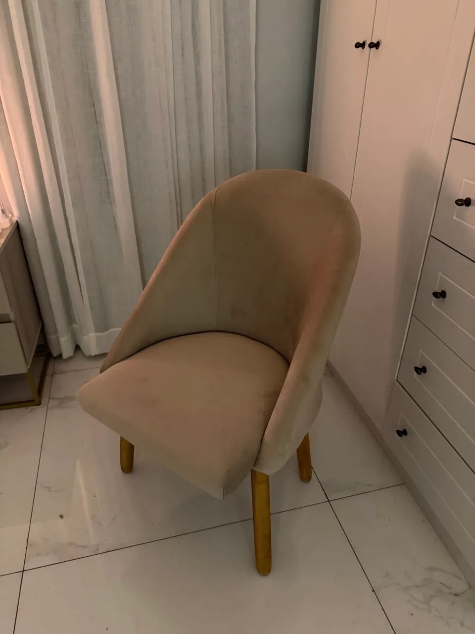 Poltrona de veludo off white - Foto 4