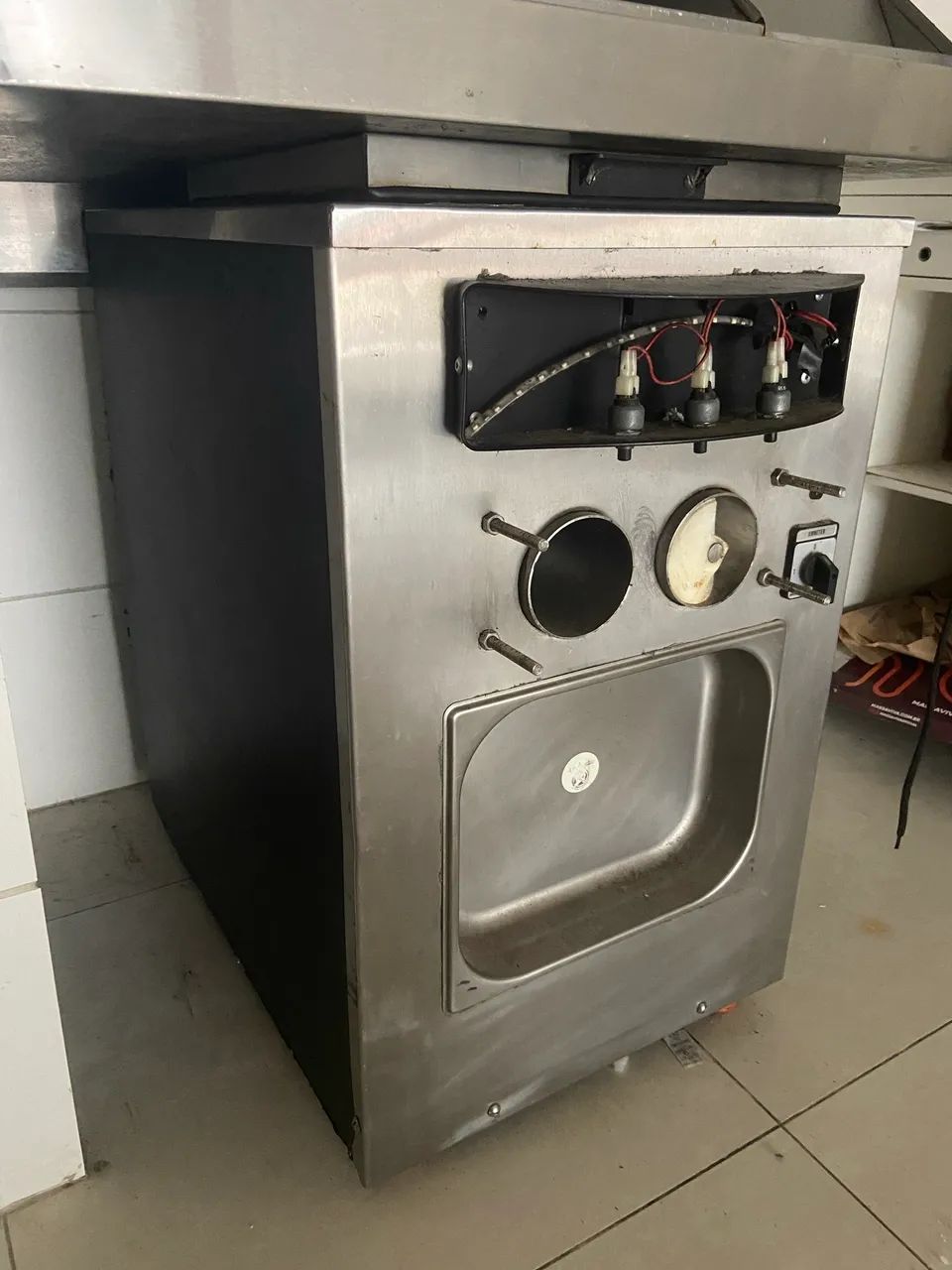 Máquina de sorvete funcionando mais incompleta 